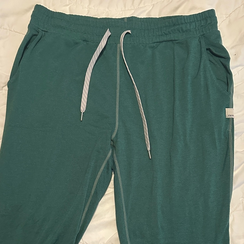 Vuori Green Joggers size Small